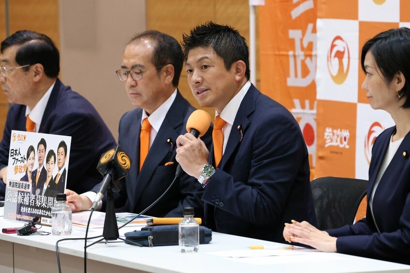 記者会見に臨む参政党の神谷宗幣代表（右から2人目）=2025年8月1日午後5時7分、国会内