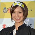 39歳「芹那」ひもビキニ、おなかチラ見せも披露 テレビから消えても“暴露キャラ”に走らぬ「信用度」