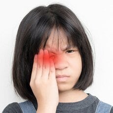 子どもの「目が赤い」、実は紫外線の影響かも？　目にシミができるリスクを眼科医が解説