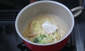 「天下一品」の冷凍食品、カップ麺はうまいのか 6月末大量閉店を惜しむ記者が実食 「万博で展示すべき」と思った“再現度”とは