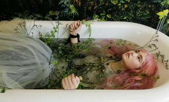「自分は少女のまま消えるはずだった」 パリで活躍したモデルが写真家・安珠になるまで