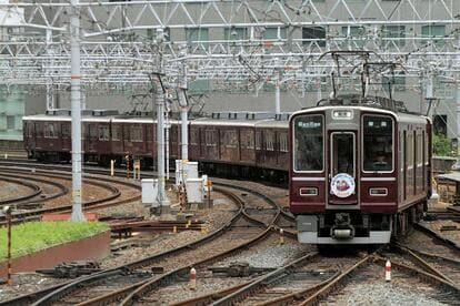 阪急電鉄8000系の復刻電車が運行中 懐かしの「額縁スタイル」も