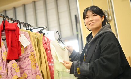 「千と千尋」舞台衣装デザイナー・中原幸子がこだわった、計算され尽くしたアニメ版の色みとのバランス
