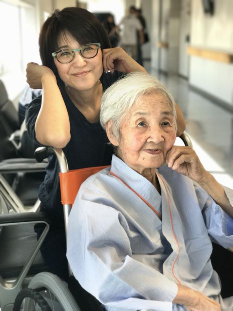 新田恵利(にった・えり)/1968年生まれ。タレント。85年に「おニャン子クラブ」の一員としてデビュー。2世帯住宅で母親のひで子さん(88・写真手前)を介護中(新田恵利さん提供)