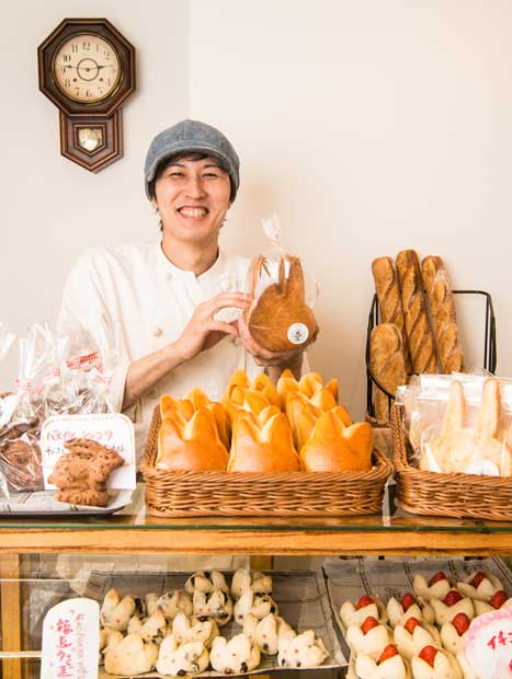 小学校時代に飼育係をして以来ウサギに惚れた東山伊織さんが、昨年3月に開店した。特製の型で焼いた食パンは一日40本限定。パン一筋に15年間修業を積んだだけに、食パンもバンズも菓子パンも、とにかく生地がおいしい!(撮影/写真部・岸本絢)