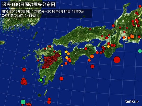 西日本における過去100日間の震央分布（赤いほど震央が浅く、丸が大きいほどマグニチュードの規模が大きいことを表す）