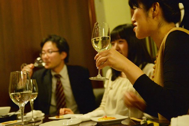 日本酒が入ったグラスをくるくる回しているうちに、自然と会話も弾む。「こういうの、いいよね」と女性客がぽつり（銀座・サキホールで）　（撮影／写真部・東川哲也）
<br />