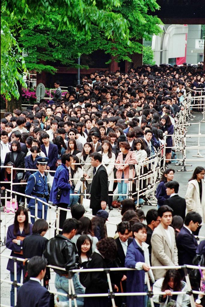 1992年4月30日に東京・護国寺で行われた追悼式には全国から3万7000人のファンが訪れたと報じられた