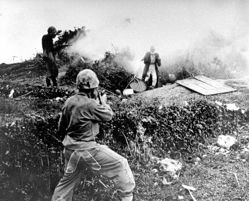 民間人を巻き込む地上戦があった沖縄戦。壕から出てくる住民を見て、米兵が「撃つな」と指示する