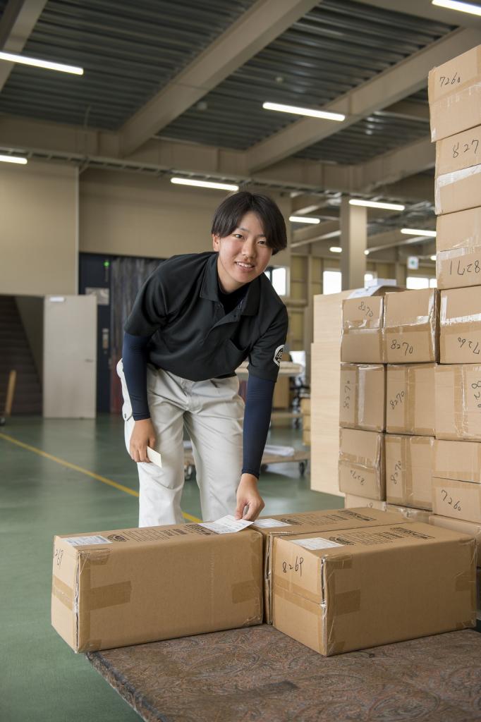 アスリート採用で働く田嶌羽咲さん。家具を梱包する職場は年上の男性ばかりだが、「気さくに話しかけてくれる人が多いので楽しい」と言う（写真：アダル提供）