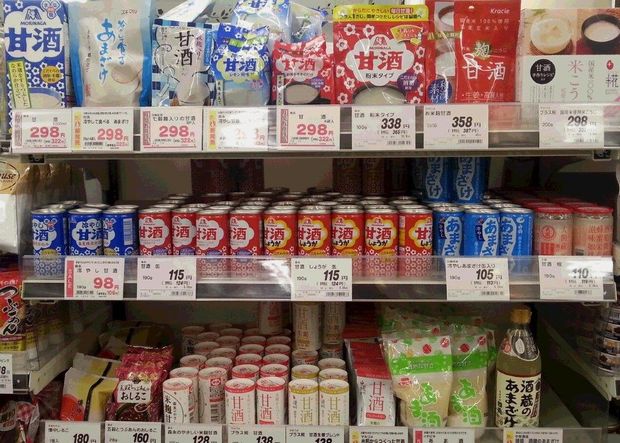 お手頃価格の品ぞろえのスーパーの甘酒売り場