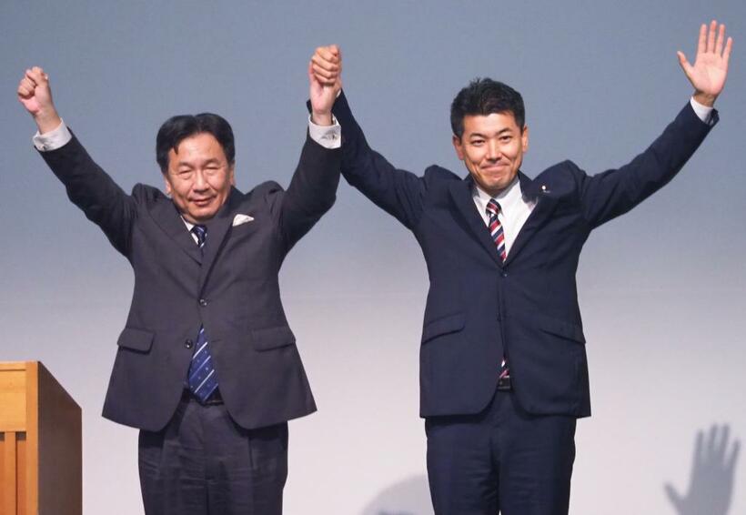 対立候補の泉健太氏と手をとって党内融和をアピールする枝野氏