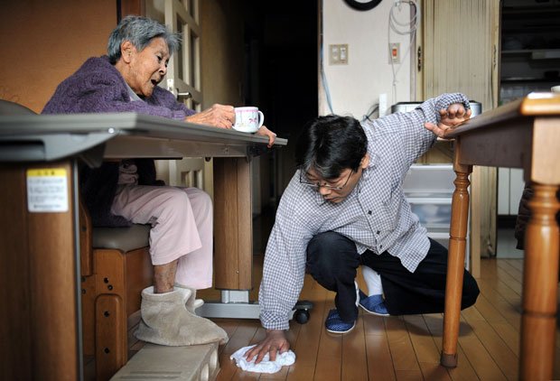 一時は徘徊で悩まされた認知症の母を自宅で介護する男性　（c）朝日新聞社　＠＠写禁