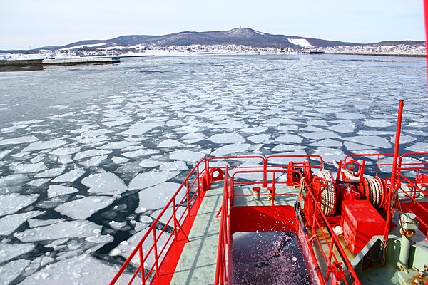 おーろらは船の重みで、ガリンコ号はドリルで氷を砕きます！