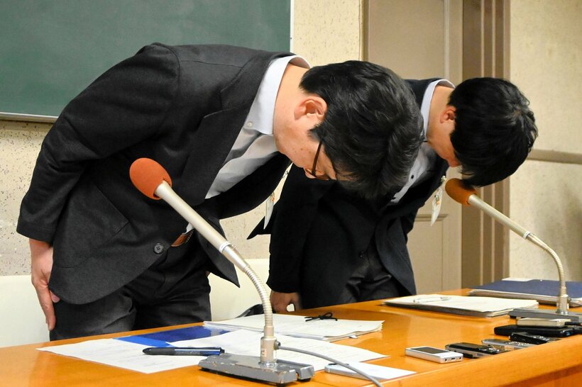教諭の女児盗撮事件を受け、記者会見で謝罪する名古屋市教育委員会の担当者 （6月27日）