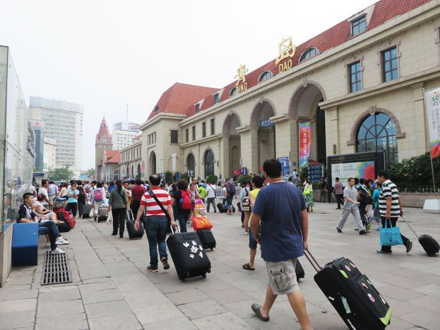 【中国　青島】青島駅前　　中国はどこでも人が多い。駅前は大きな荷物を運びながら行き交う人々であふれている