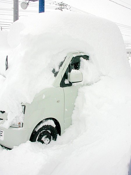 雪の日の車の立ち往生は最悪の場合、命にかかわることも