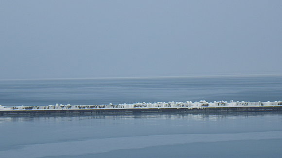 沖に見える流氷の水平線（提供：紋別市）