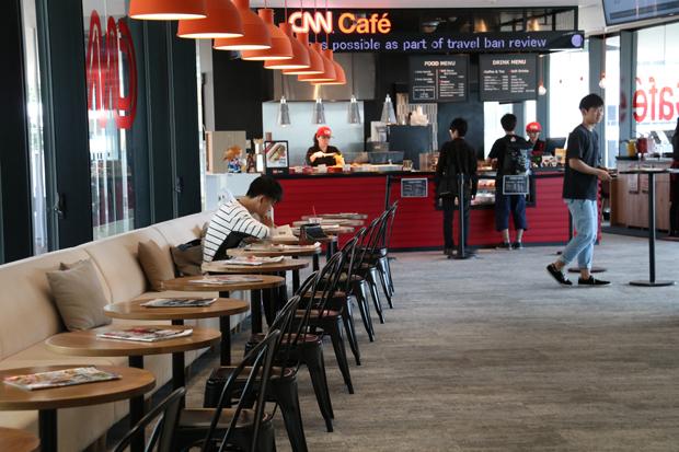 4号館はアメニティフィールド。海外のニュースが英語で流れる「CNN Café」（写真）や国内大学初出店の「ALL DAY COFFEE」など、雰囲気抜群のくつろぎスペースを設置（撮影／杉澤誠記）