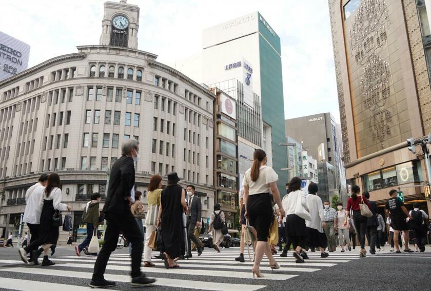 人流を減らすことは難しい。8月17日、商業施設や百貨店が立ち並ぶ東京・銀座では多くの人が行き交っていた　（ｃ）朝日新聞社