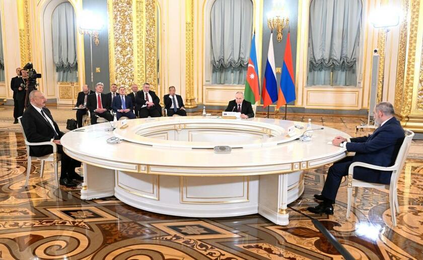 5月25日、ロシア・モスクワのクレムリンで、アゼルバイジャンのアリエフ大統領（左）、アルメニアのパシニャン首相（右）と会談するプーチン大統領（写真：ロシア大統領府公式ページから）