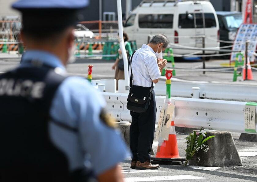 安倍晋三元首相が銃撃された現場で手を合わせる人／9月27日、奈良市