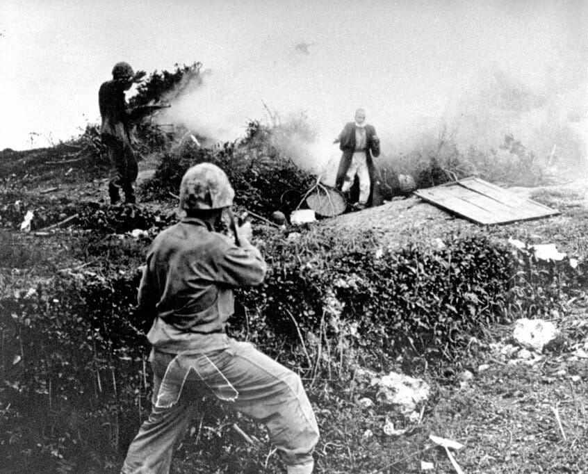 民間人を巻き込む地上戦があった沖縄戦。壕から出てくる住民を見て、米兵が「撃つな」と指示する