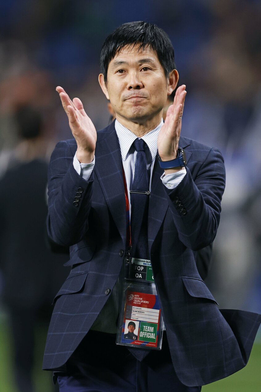 選手を鼓舞する森保一監督。チームは森保体制の2期目から「W杯優勝」を目標に掲げるようになった（写真：なかしまだいすけ／アフロ）