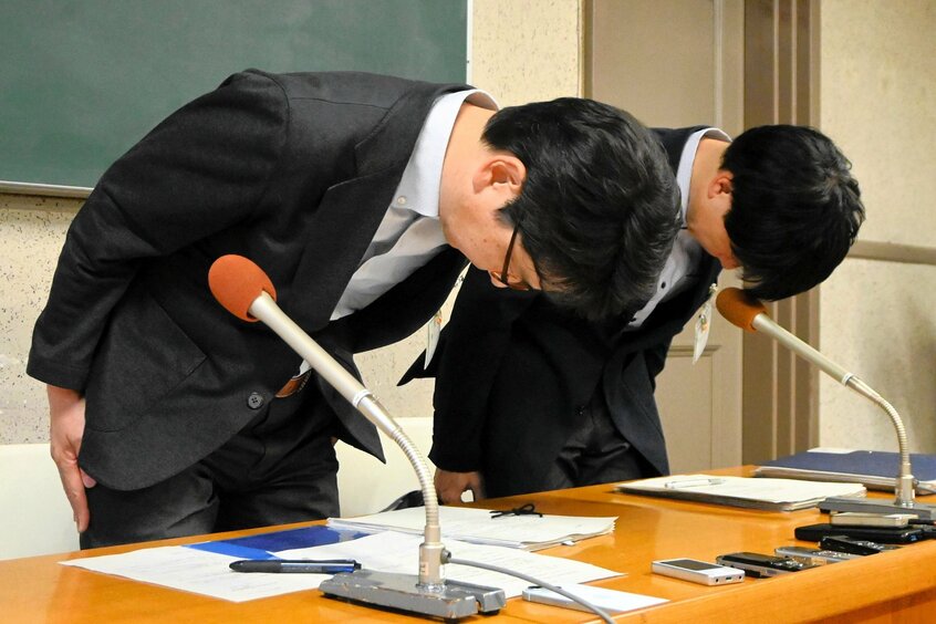 教諭の女児盗撮事件を受け、記者会見で謝罪する名古屋市教育委員会の担当者 (6月27日)