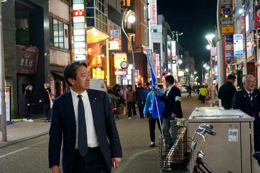 静岡駅前を練り歩く椎葉賀津也氏(撮影・上田耕司)