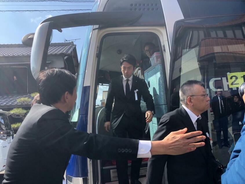 バスから降りる小泉進次郎議員