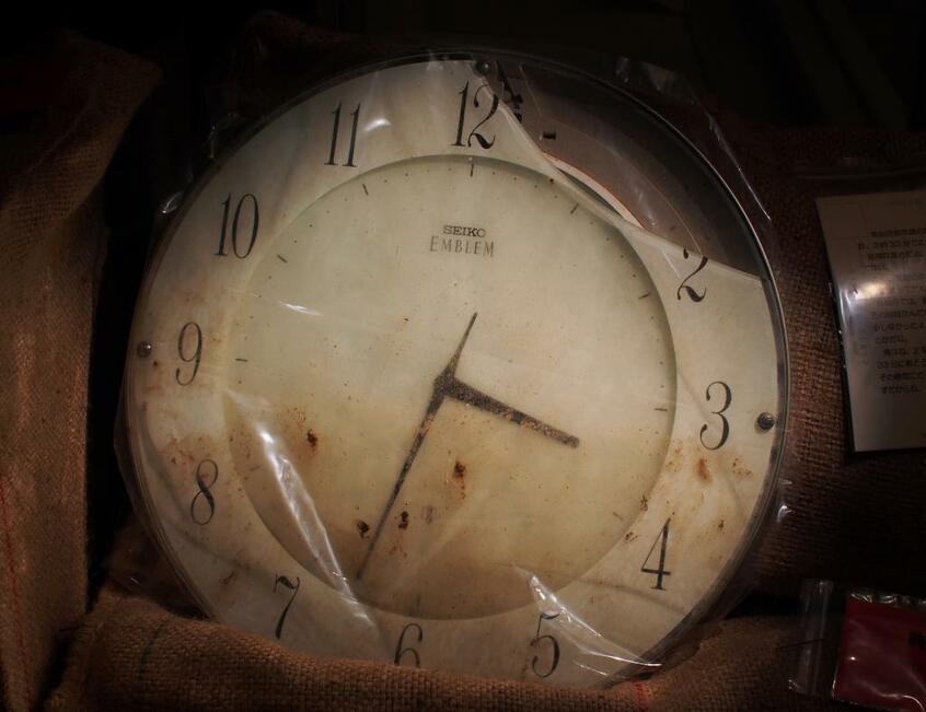 被災物の時計。「気仙沼魚市場の屋根の下にある時計、3時33分で止まってだね(後略)」と、モノ語りは土地の方言で記される(photo リアス・アーク美術館提供)