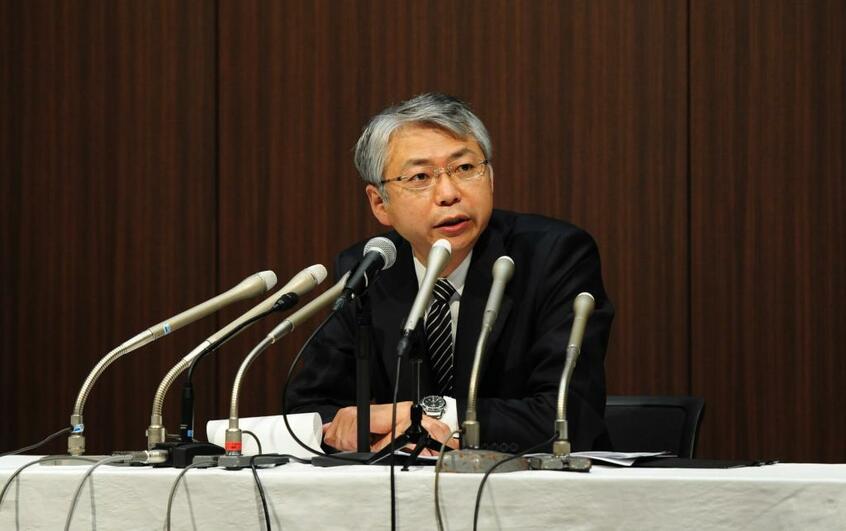長崎市の元郵便局長による10億円規模の詐取について会見する日本郵便の根岸一行常務(C)朝日新聞社
