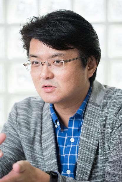 横山光昭(よこやま・みつあき)/マイエフピー代表。家計再生コンサルタント、ファイナンシャルプランナーとして1万5000人以上の家計相談に従事。著書は60万部突破の『はじめての人のための3000円投資生活』など100冊以上。毎月、6人の子供たちと「お金家族会議」を開き、会話している(撮影/写真部・小山幸佑)