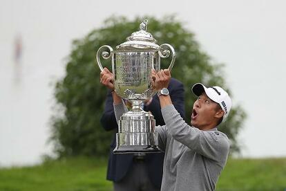 優勝トロフィーのフタが落ちたハプニングはご愛敬(Getty Images)