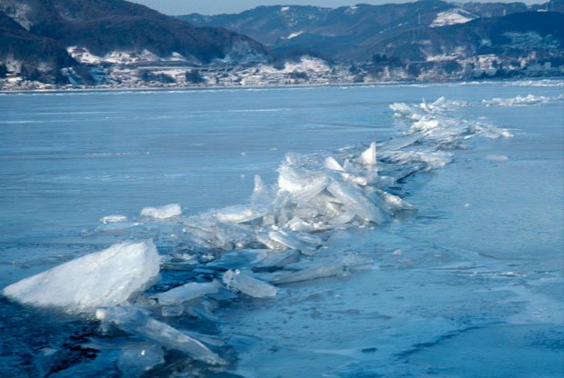 凍結した冬の諏訪湖の上を…（※イメージ）