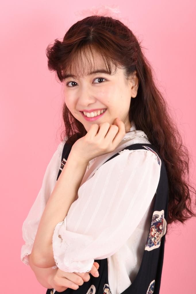 昭和のアイドルになりたい平成生まれとして「マツコの知らない世界」にも出演したマリーさんに、マルベル堂が展開する「マルベル80’s」撮影プランで、本田美奈子さんのプロマイドのポーズを再現してもらった(c)マルベル堂