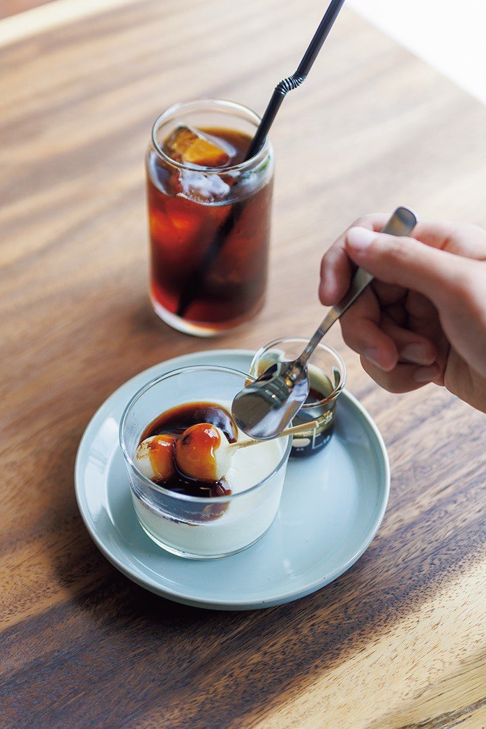 「Coffee Base SHIMOGAMO」のみたらしパンナコッタ(700円)。京都の老舗甘味処「梅園」の名物・みたらし団子のタレを使用。甘じょっぱくてクセになりそうな味!