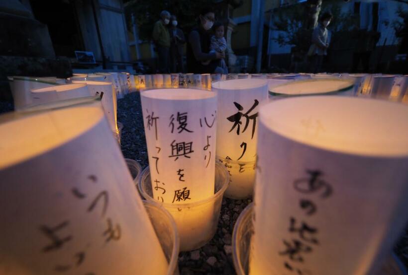 最大震度７を記録した２０１６年４月の熊本地震から５年。熊本県益城町では今年４月、復興を願うメッセージが書かれた灯籠が置かれた（ｃ）朝日新聞社