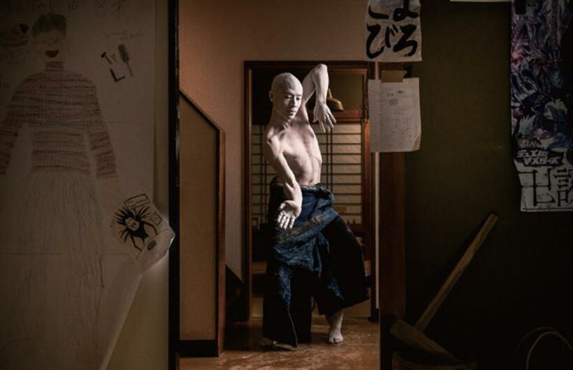 舞　松岡大（まつおか・だい）／舞踏家。１９８２年、北海道生まれ。２００５年から山海塾に舞踏家として参加し「金柑少年」「とばり」「ＡＲＣ」など主要作品に出演。１１年からさまざまな街を舞台にしたウォーキング形式のパフォーマンスイベント「ＬＡＮＤ　ＦＥＳ」を主催／写真：葛西亜理沙