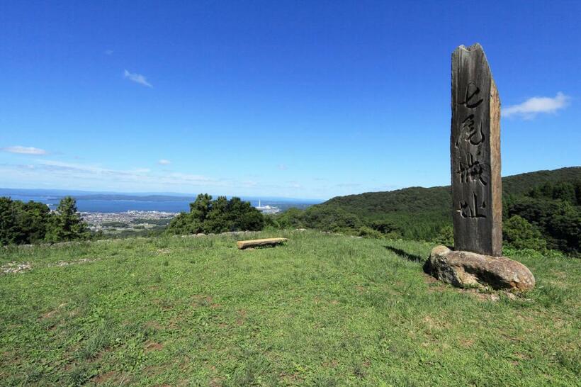 七尾城（石川県）の本丸。本丸から七尾湾や市街が見下ろせる。南端に土壇（天守台）があり、瓦は出土していないが天守相当の櫓が存在した可能性は高い。