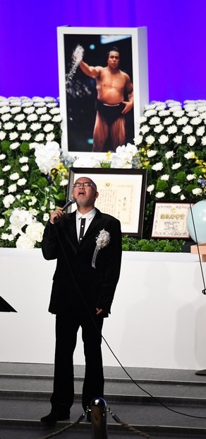 １０月１日、東京・両国国技館での会で、「燃える涙」を熱唱する松山千春　（ｃ）朝日新聞社