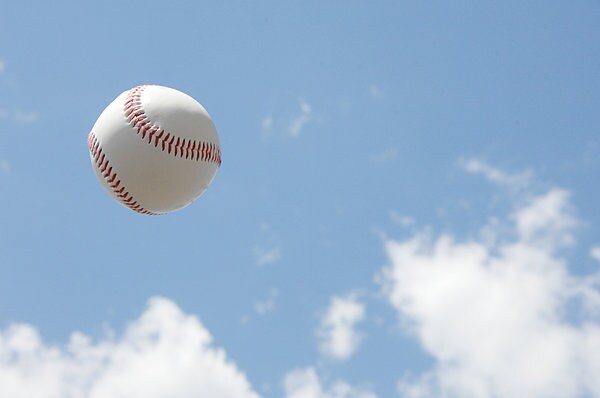 空に舞い上がるホームランは野球ファンの夢