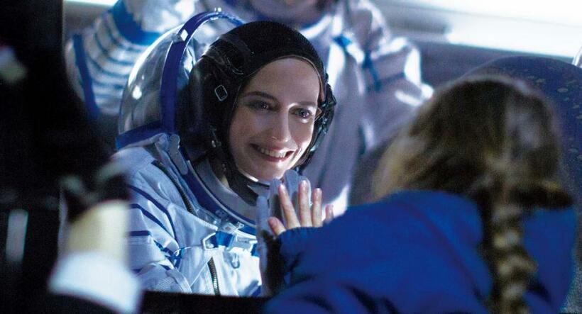 宇宙飛行士の母サラと娘のステラは、会えない中で、互いに壁を乗り越えていく。母親サラをエヴァ・グリーンが演じた　（ｃ）Ｃａｒｏｌｅ　ＢＥＴＨＵＥＬ　（ｃ）ＤＨＡＲＡＭＳＡＬＡ　＆　ＤＡＲＩＵＳ　ＦＩＬＭＳ
