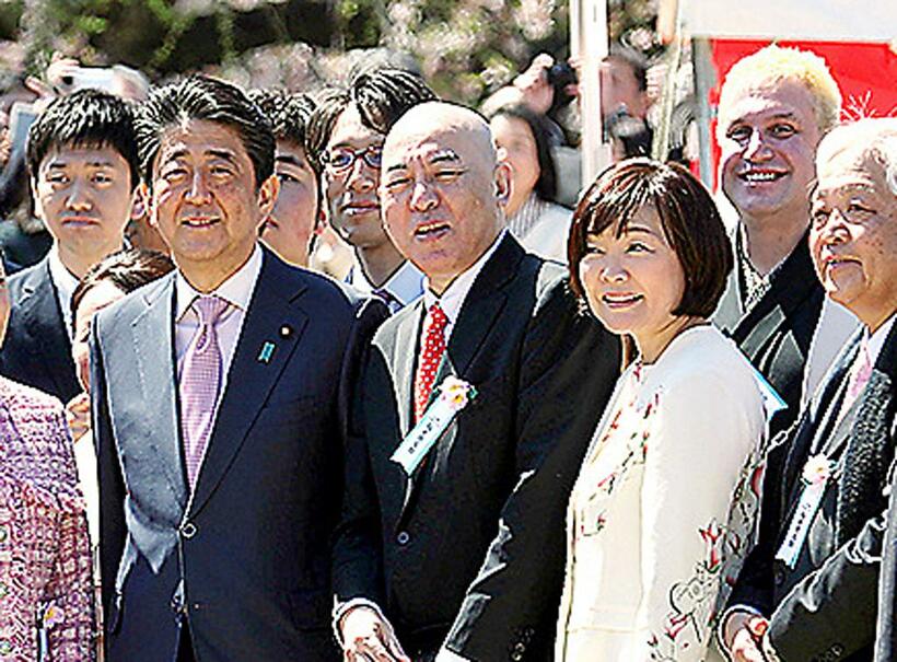 昨年の「桜を見る会」での安倍元首相(Ｃ)朝日新聞社