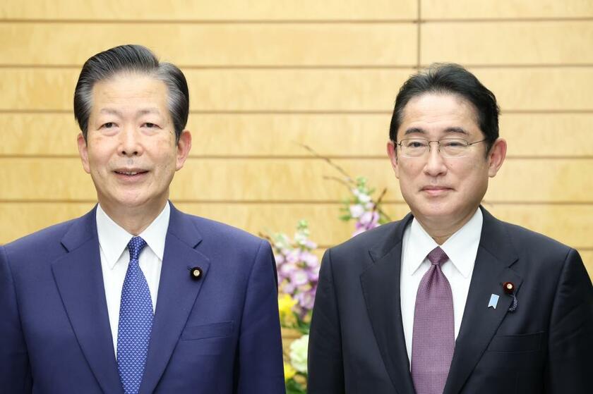 公明党の山口那津男代表（左）との面会に臨む岸田文雄首相＝２０２２年１２月２８日