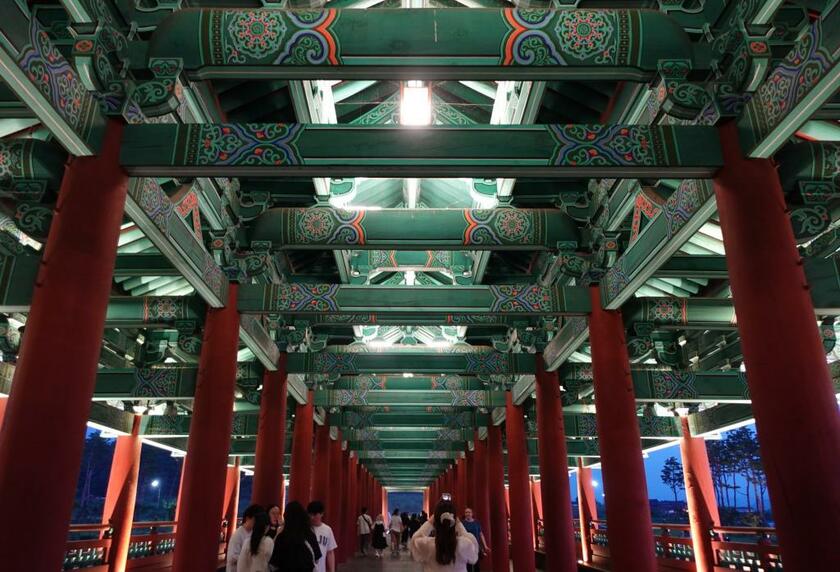 王宮の復元の第一弾として再建された月精橋。赤と緑の柱のコントラストにうっとり（撮影／生活・文化編集部　永井優希）