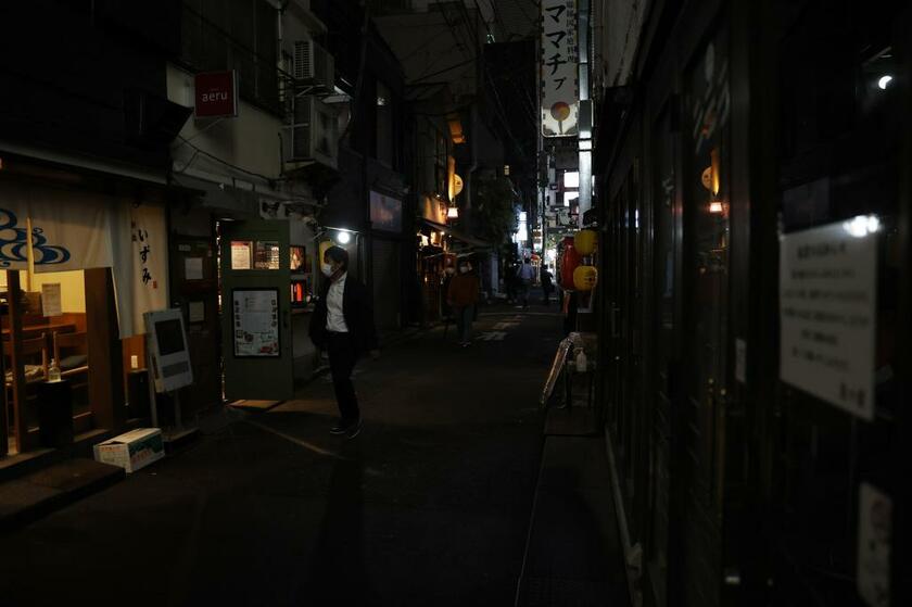 多くの店が閉店、休業した５月の東京・新橋。現在もシャッターを閉めている店がある　（ｃ）朝日新聞社