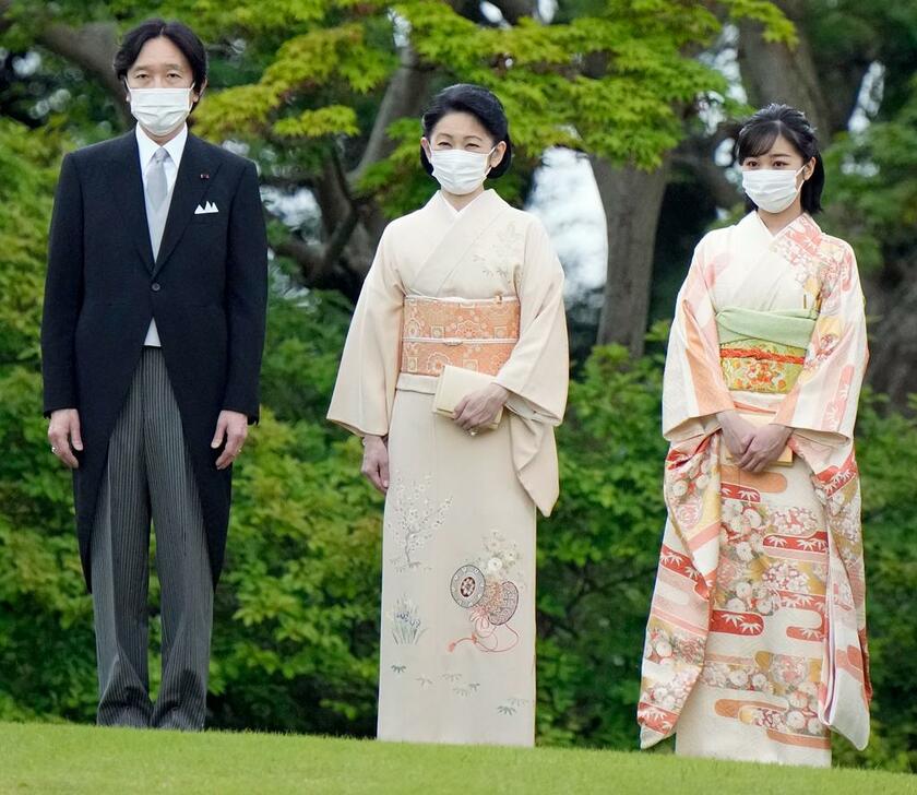 東京・元赤坂の赤坂御苑で行われた「春の園遊会」での秋篠宮ご夫妻と次女・佳子さま（代表撮影／ＪＭＰＡ）