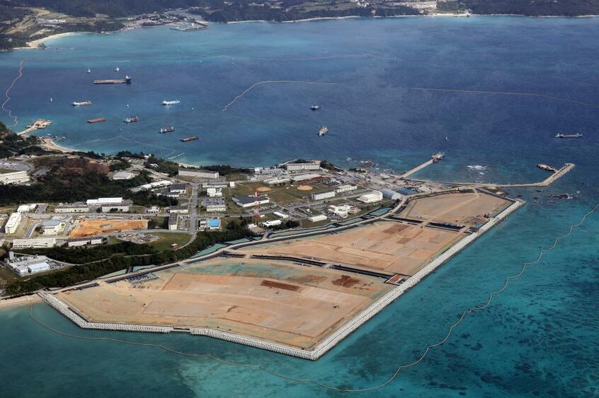 新基地建設が進む辺野古沿岸部。北側の建設予定海域(上)では軟弱地盤が見つかり、埋め立てに着手できていない